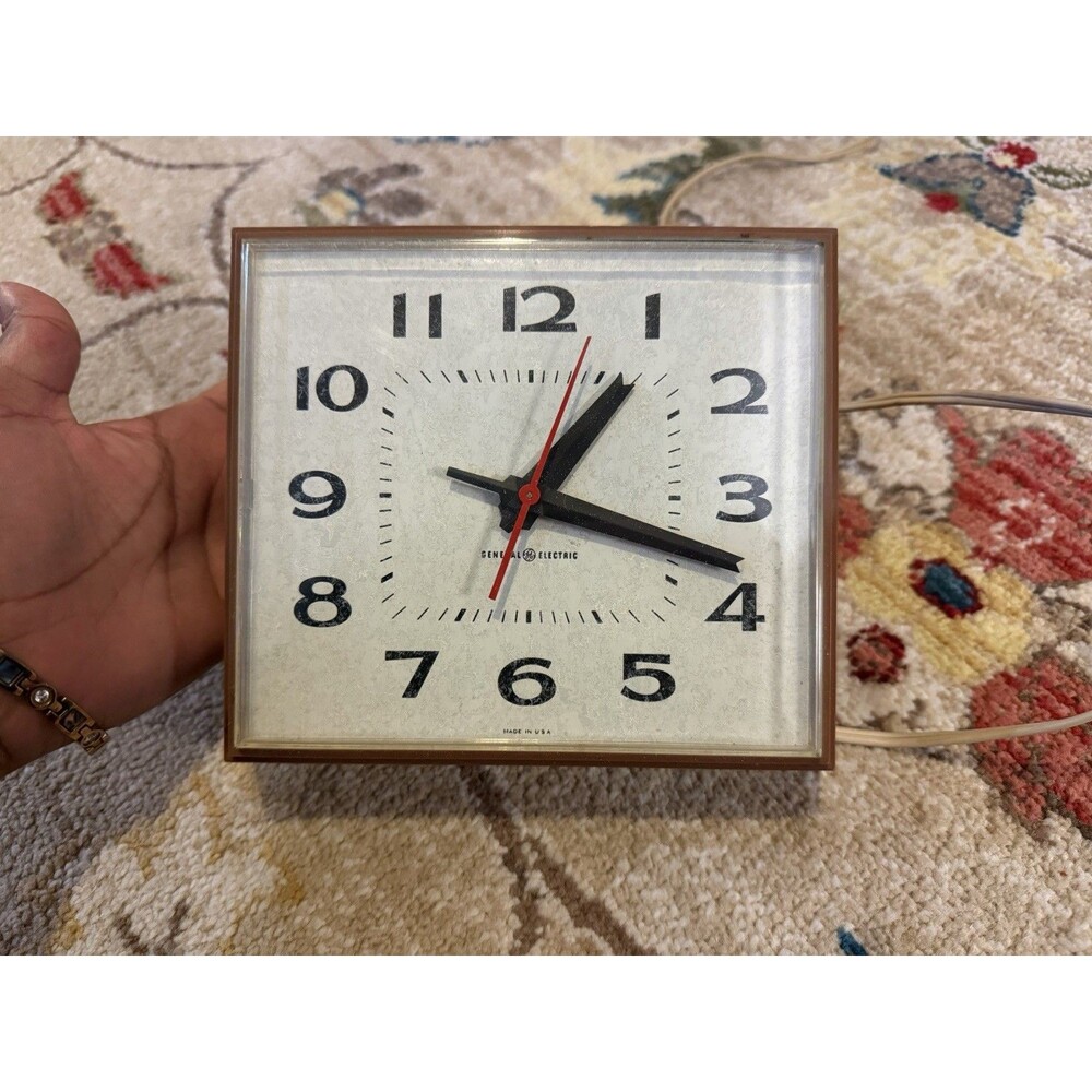 Vintage General Electric Clock 6 3/4in. x 6in. Works Retro 70s 2145 Wall / Shelf